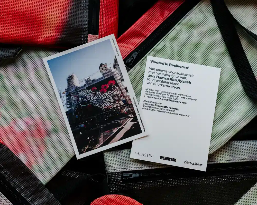 Weerwerk maakt voor VIERNULVIER tasjes van het kunstwerk Rooted in Resilience