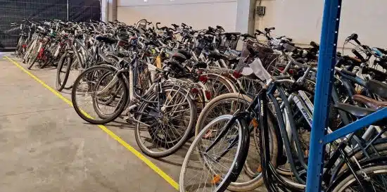 Weerwerk helpt weesfietsen terug bij hun eigenaar te brengen