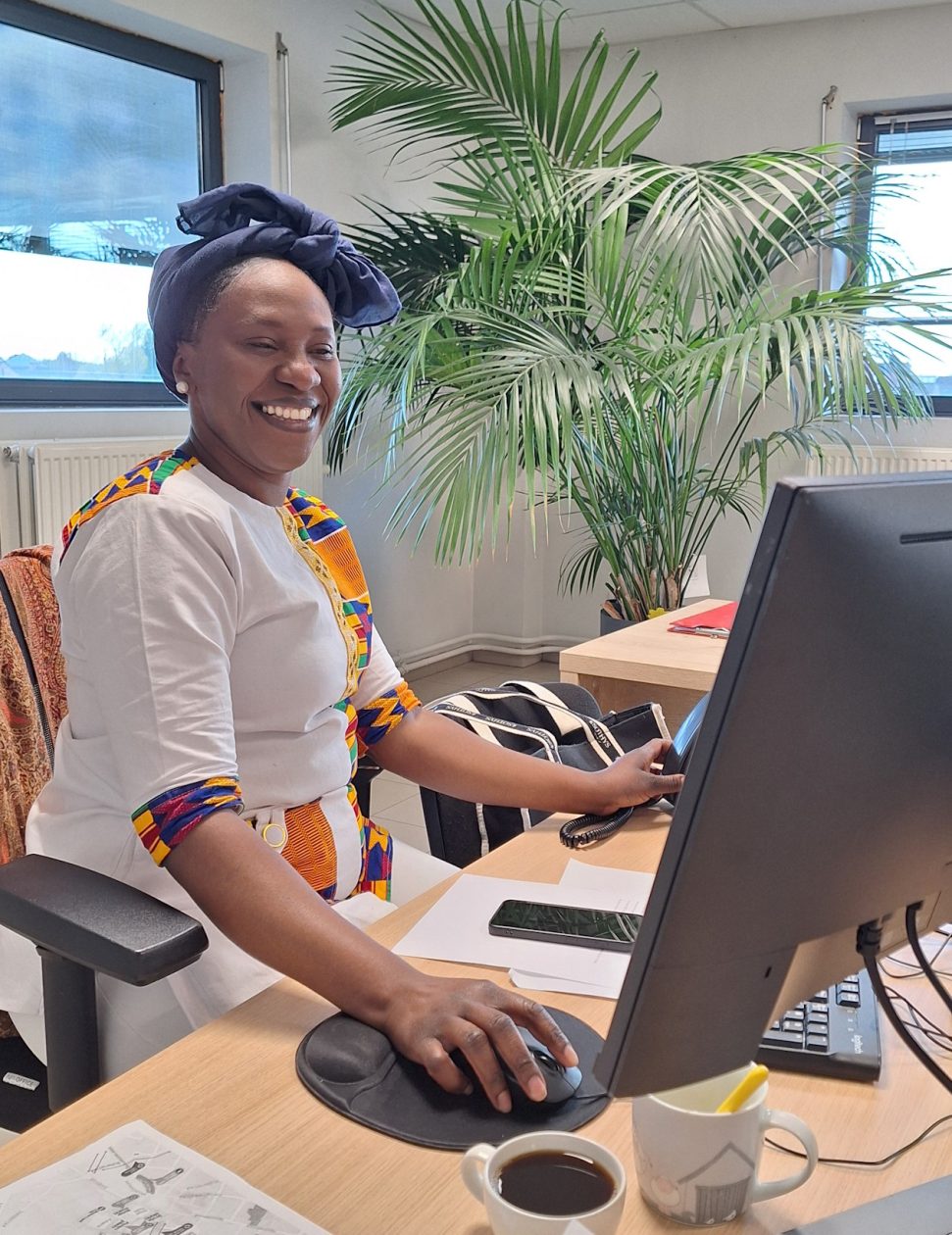 Rita aan het werk voor de Energiesnoeiers van Weerwerk Roeselare