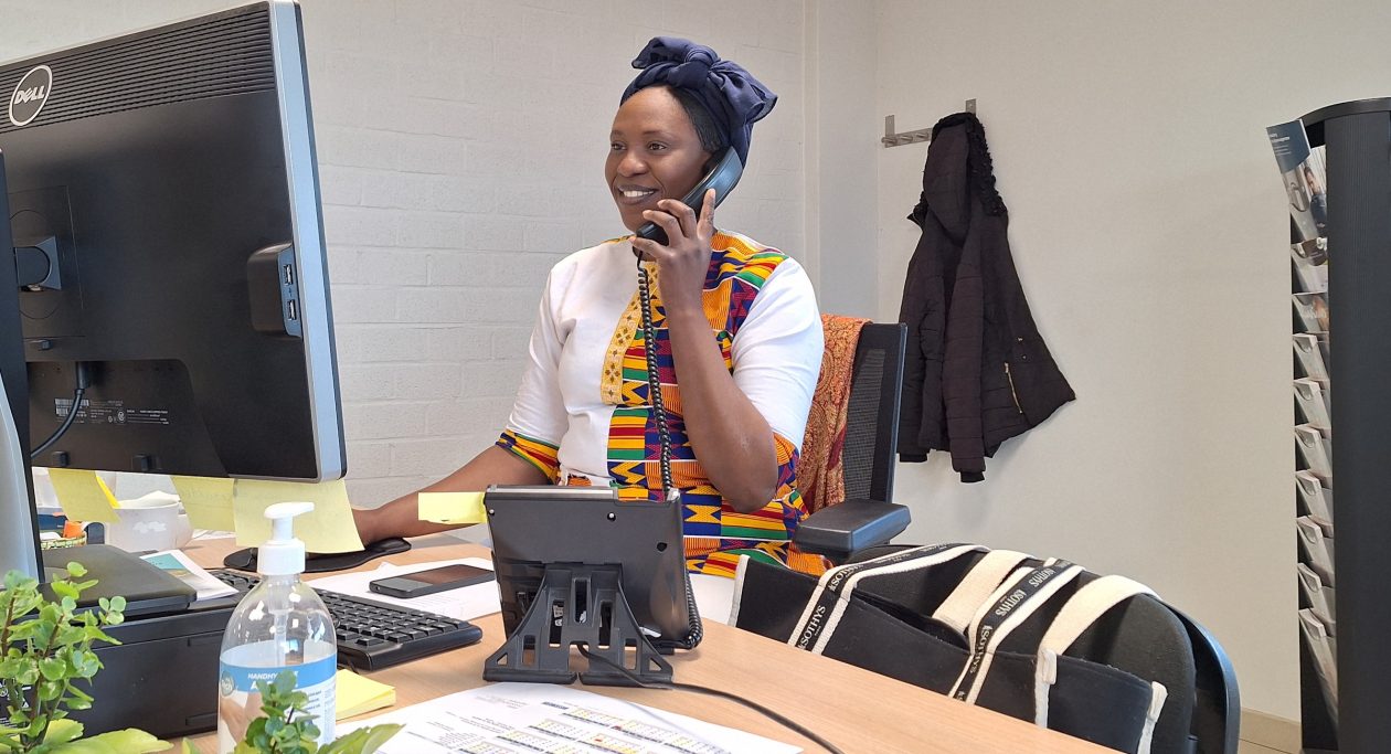 Rita aan het werk bij de Energiesnoeiers van Weerwerk in Roeselare