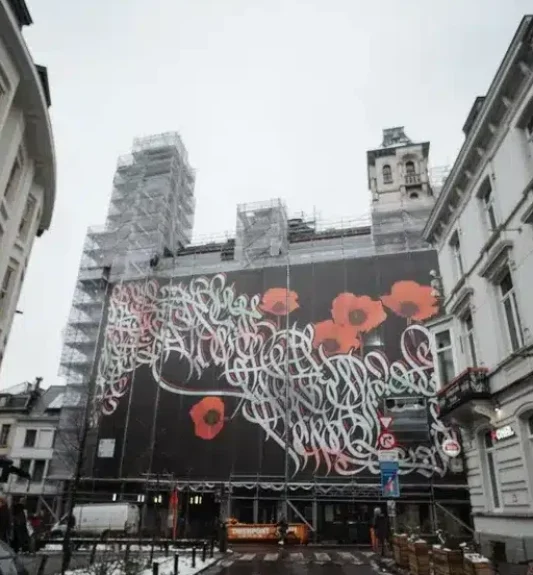 viernulvier kunstwerk Rooted in Resilience tijdens gevelrenovatie